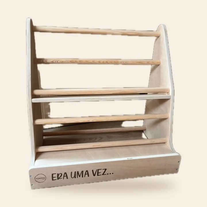 Estante Montessori em madeira clara, com «Era uma vez…» gravado na base