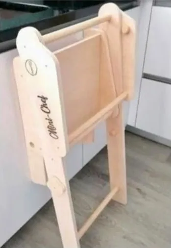A torre fechada, encostada à parede da cozinha, com «Mini-Chef» gravado